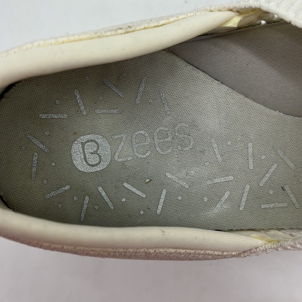 Bzees White Mesh Slip On Sandals Size 10. MCL3092E - Picture 7 of 8